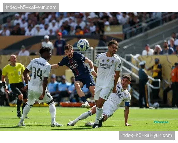 巴黎圣日耳曼备战梅斯,贡萨洛·拉莫斯头球展现边中配合 巴黎圣日耳曼备战梅斯,贡萨洛·拉莫斯头球展现边中配合