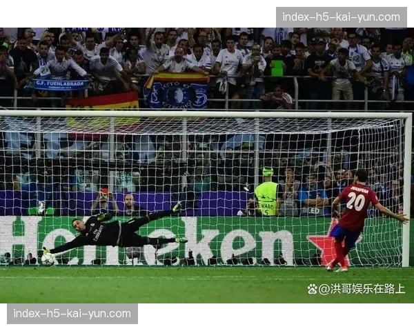 特写:争议点球判罚后,双方球员围堵裁判长达五分钟 特写:争议点球判罚后,双方球员围堵裁判长达五分钟