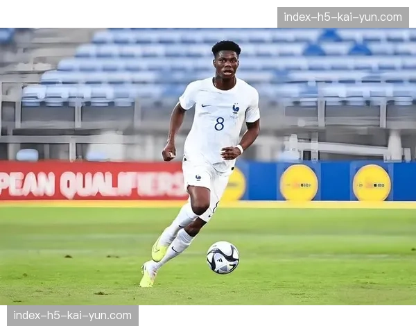 特写：国家德比中，楚阿梅尼世界波破门后滑跪庆祝的身影